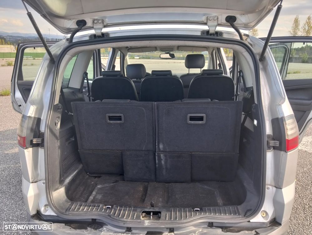 Ford S-Max - 12