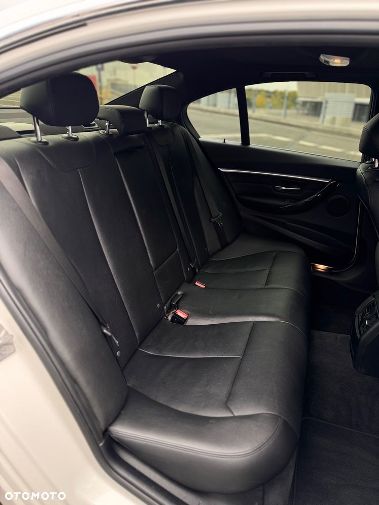 BMW Seria 3 330i - 16