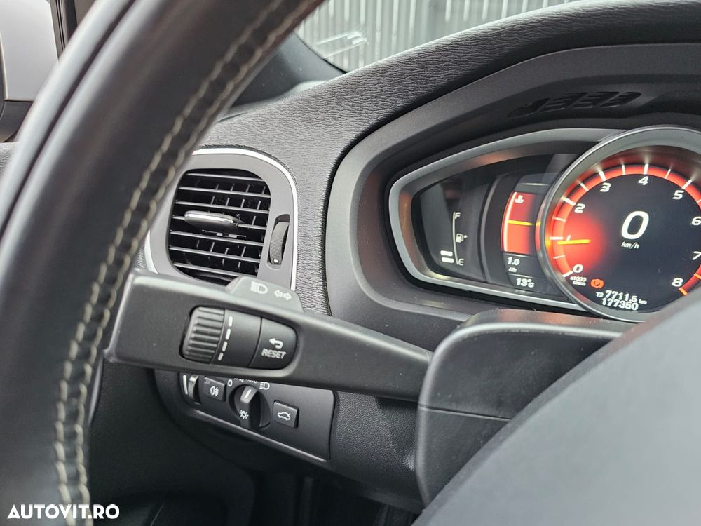 VOLVO V40 2019 — imagine 24
