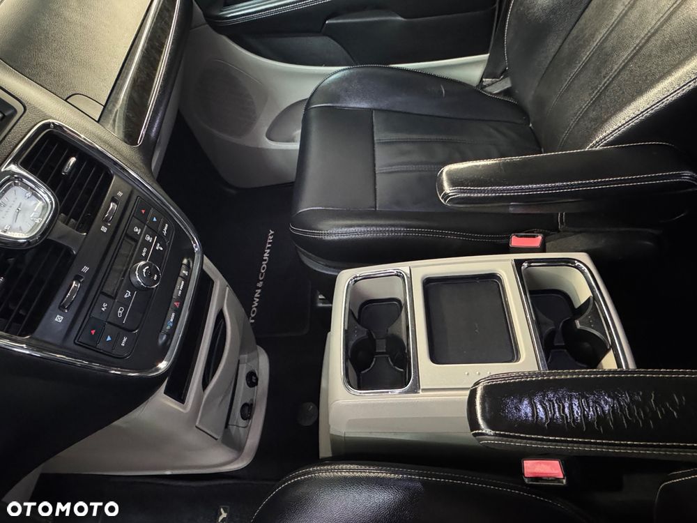 Chrysler Town & Country 3.6 Limited - 17