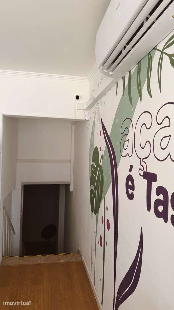 Arrenda-se sala comercial em frente à estação de São João do Estoril - Grande imagem: 2/10