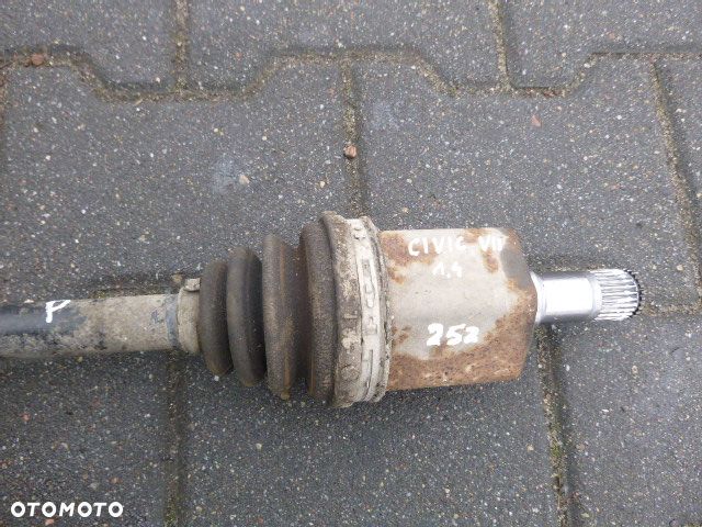 PÓŁOŚ PÓŁOŚKA PRAWA KRÓTKA HONDA CIVIC VII 1.4 16V - 2