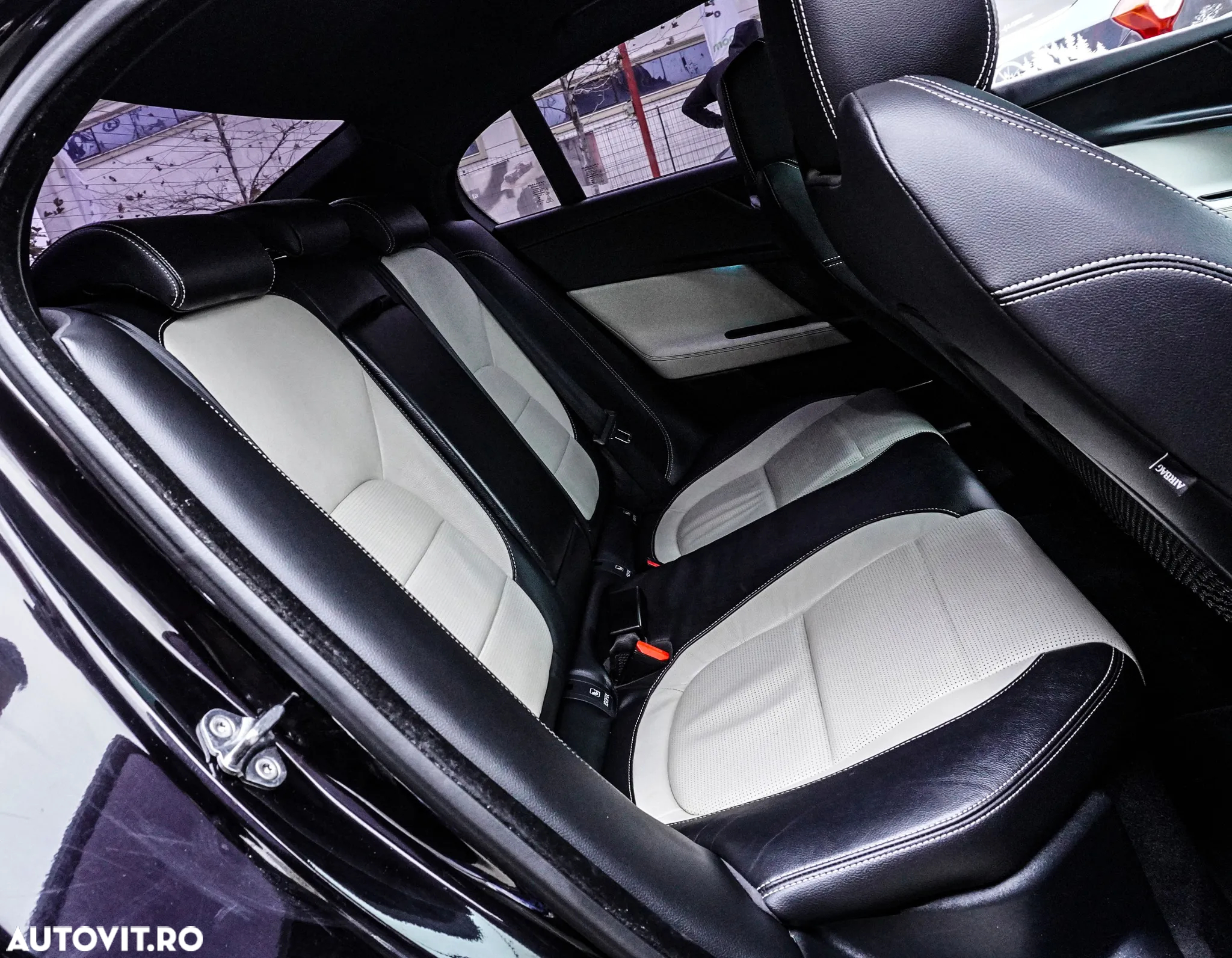 Jaguar XE 2.0 R-Sport - 17