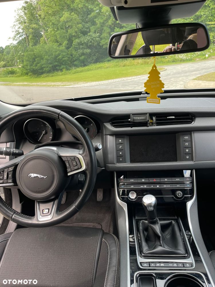 Jaguar XF 2.0 i4D R-Sport - 11