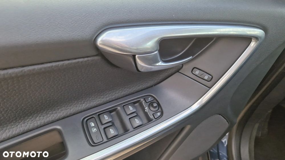 Volvo XC 60 D4 Geartronic Momentum - 17