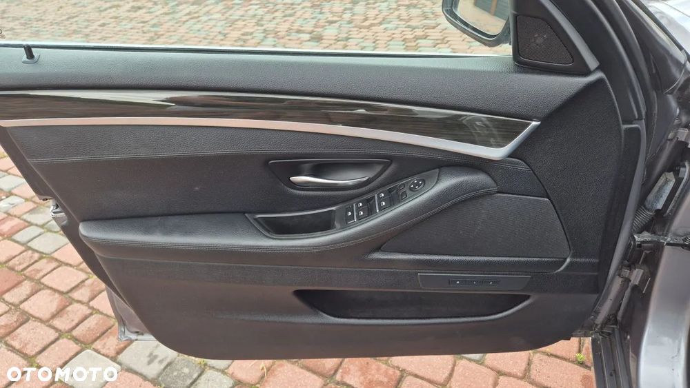 BMW Seria 5 535d Touring Sport-Aut Luxury Line - 7