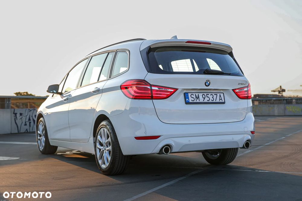 BMW Seria 2 218d - 32