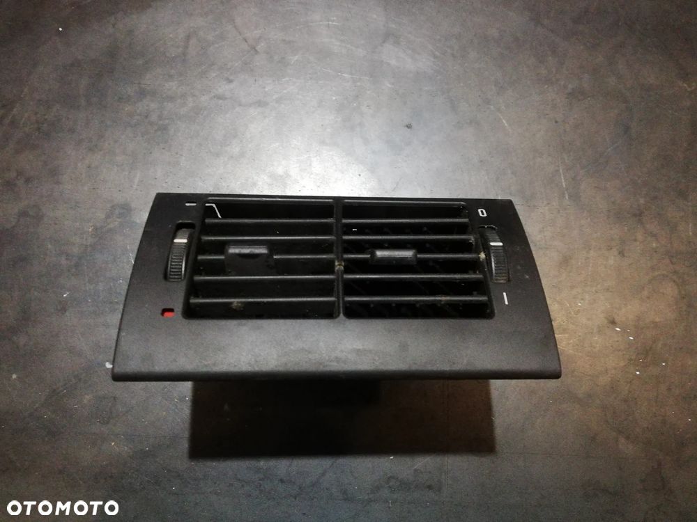 Tylna kratka wentylacyjna BMW 5 (E39) 8376150 - 1