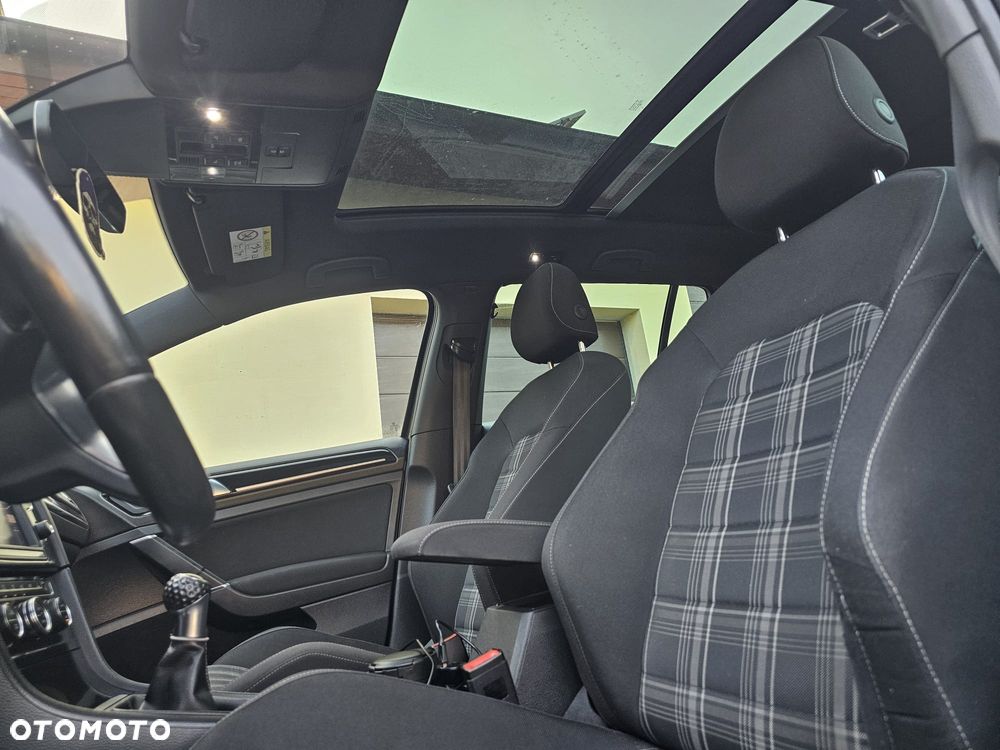 Volkswagen Golf - 23
