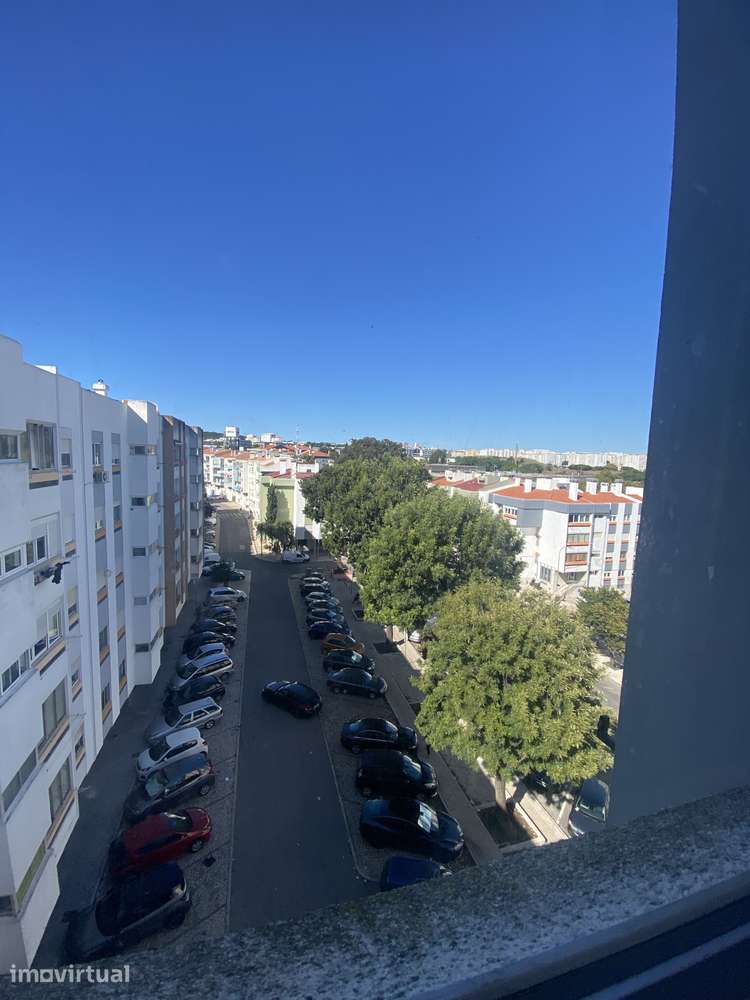 Apartamento T2 em Linda-a-Velha com varanda e dois elevadores - Grande imagem: 3/19