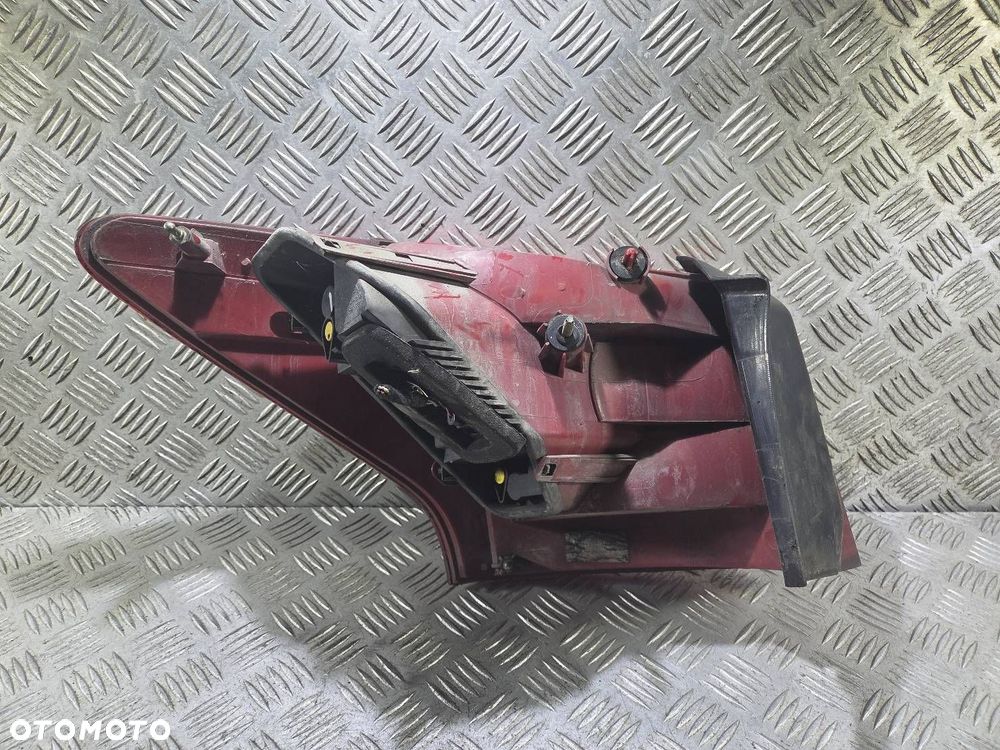 LAMPA PRAWA TYLNA PEUGEOT 407 - 2