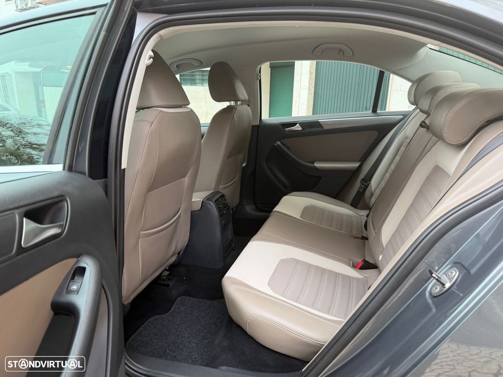 VW Jetta 1.6 TDi Confortline - 19