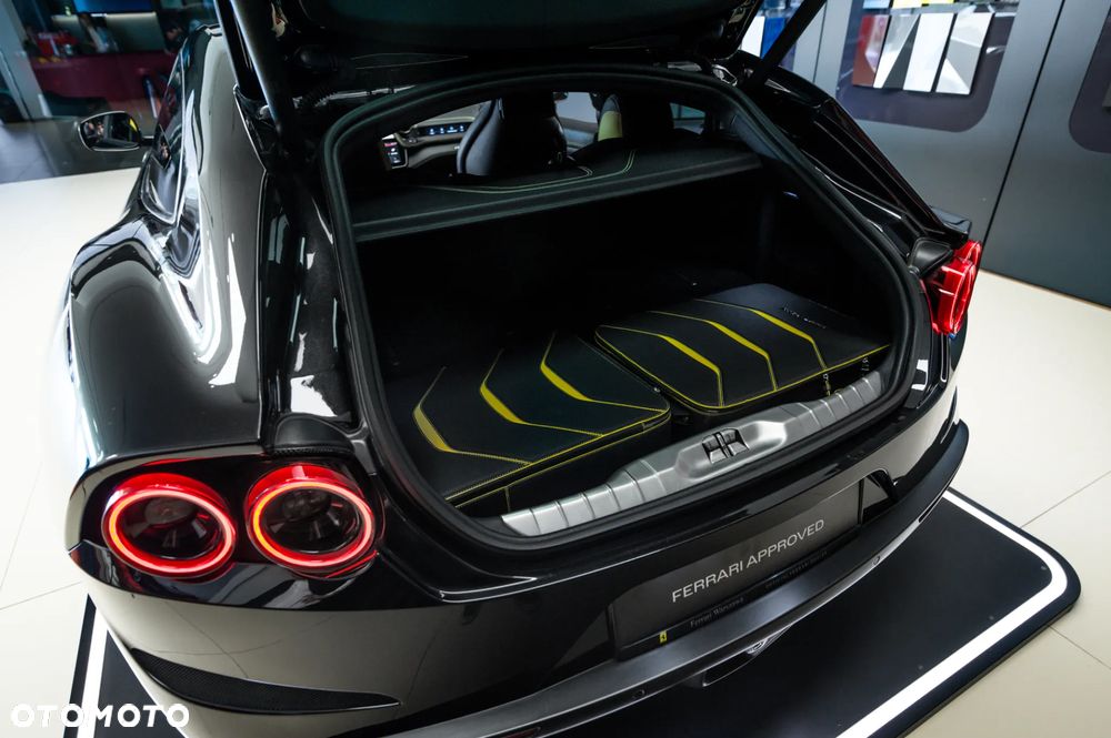 Ferrari GTC4Lusso - 31