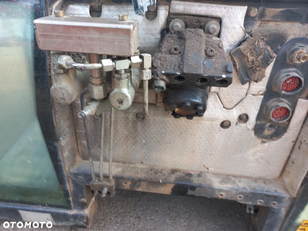 Massey 5455,5460,5465,5470, kabina,licznik,wiązka elektryczna,5445.5435,5425,sterownik,komputer,dyna 4,most,skrzynia,manetka biegów,podłokietnik,rewers,kompletna instalacja elektryczna. - 3