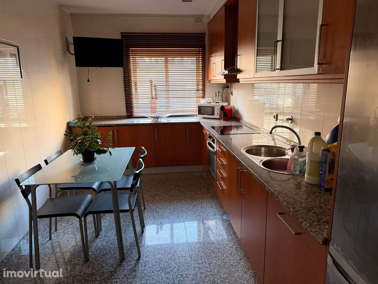 T2 com Terraço Excelente Localização – Junto ao Metro - Grande imagem: 3/27