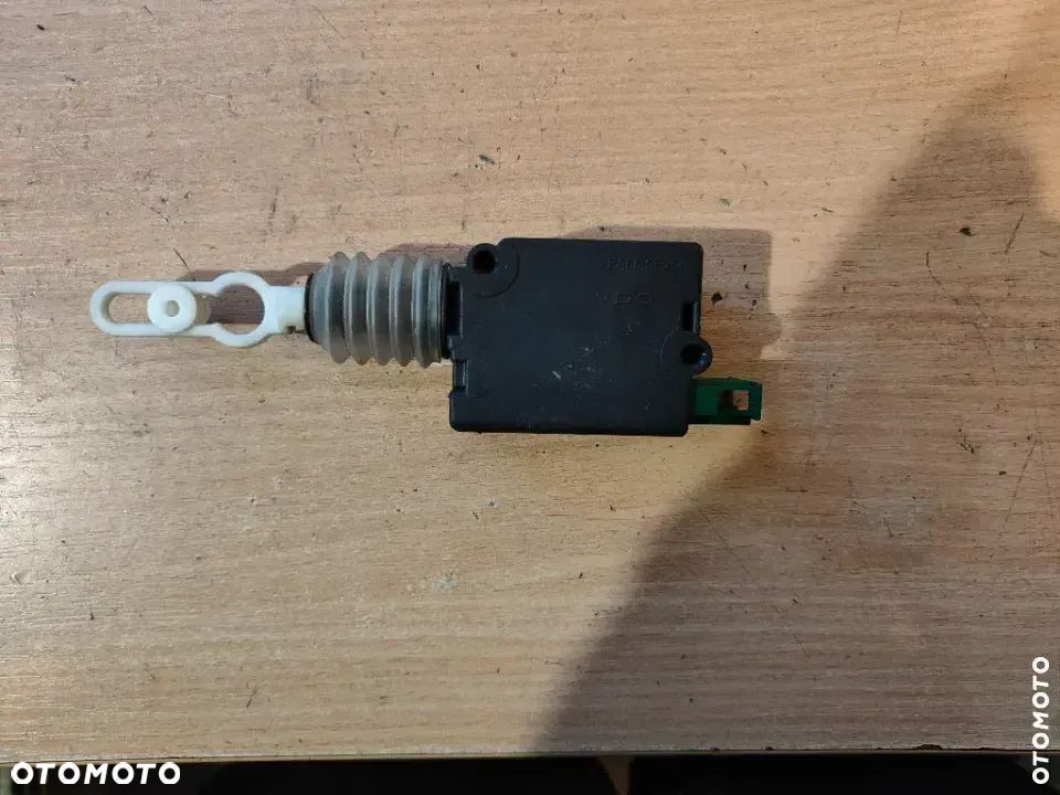 Siłownik zamka klapy bagażnika Audi A4 B6 4B9962115 - 4