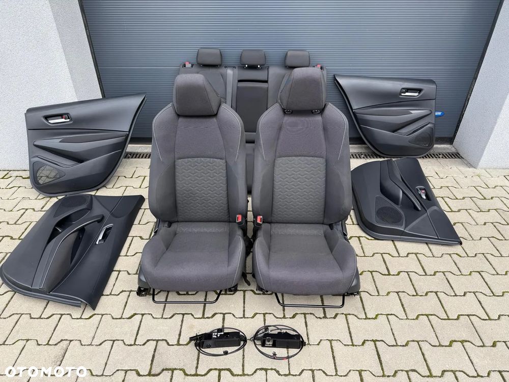 TOYOTA COROLLA XII E21 KOMBI 19-25 FOTELE GRZANE KANAPA BOCZKI