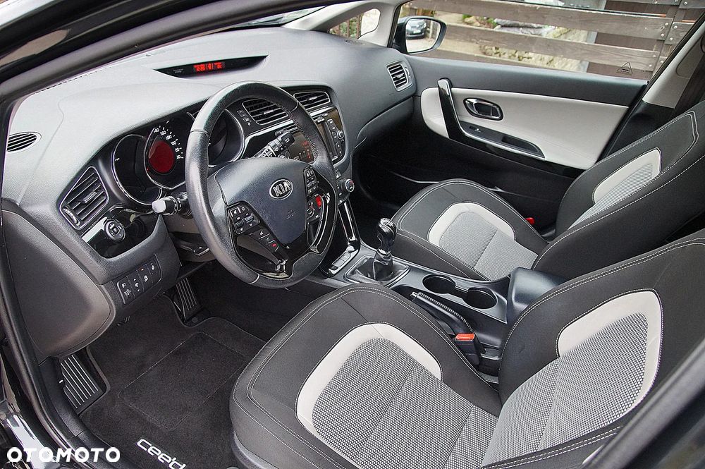 Kia Ceed 1.4 CVVT ISG Dream Team Edition - 10