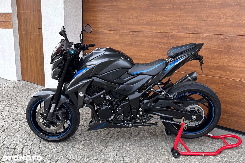 Suzuki GSX - 19