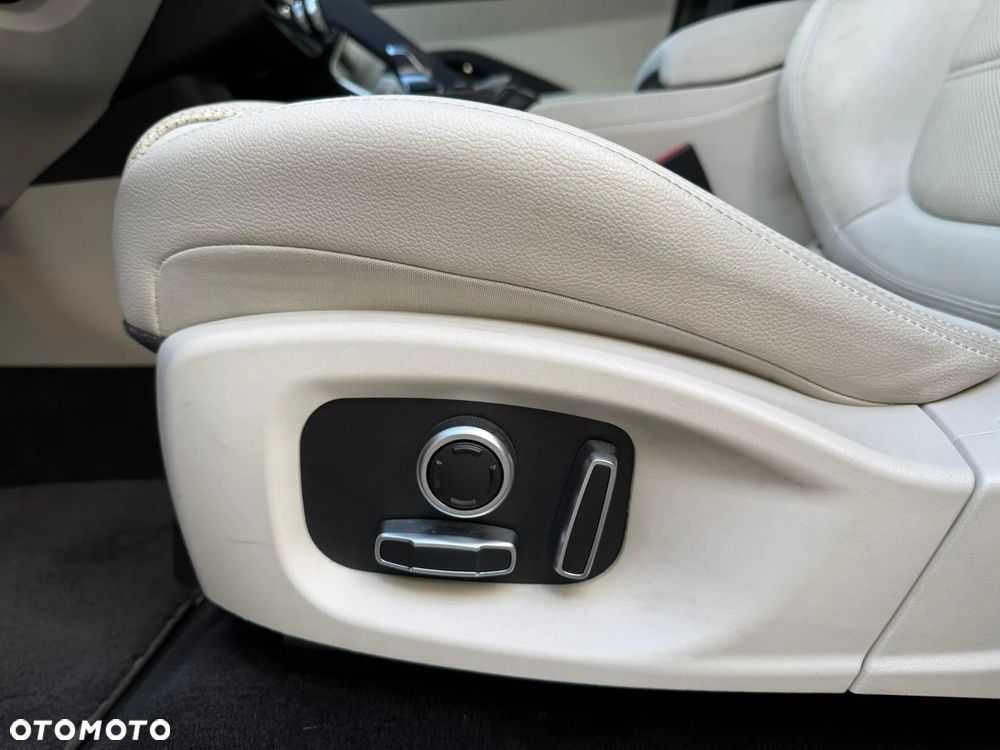 Jaguar E-Pace 2.0 D200 mHEV AWD - 12