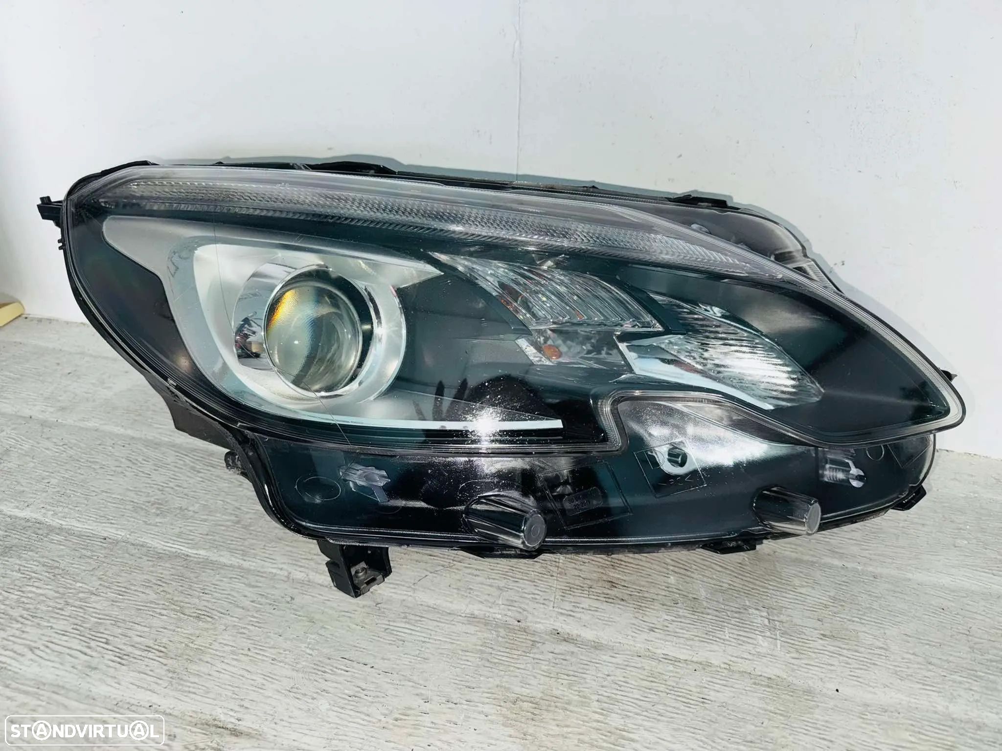 Farol Direito Peugeot 2008 (Led) - 2016 / 2019 - 1