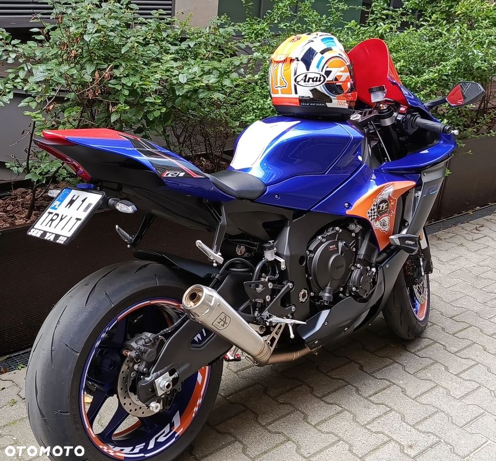 Yamaha R1 - 4