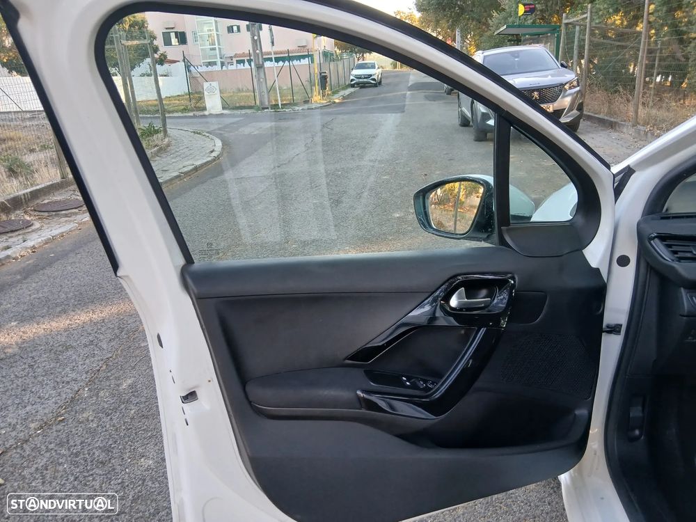 Peugeot 208 - 5