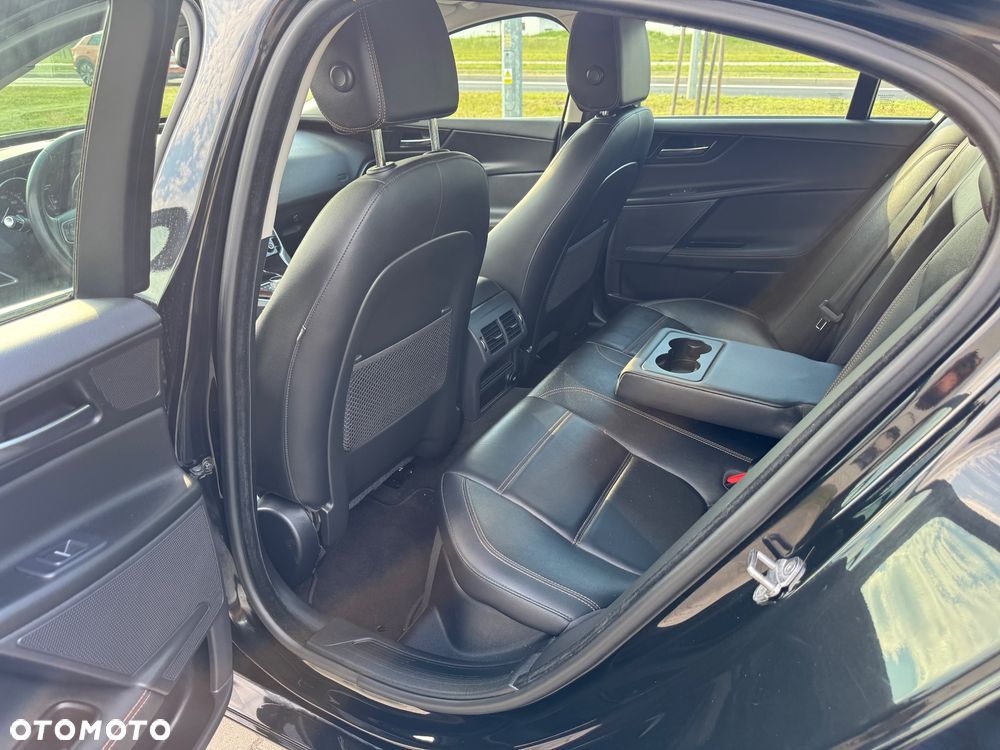 Jaguar XE 2.0 D AWD Prestige - 22