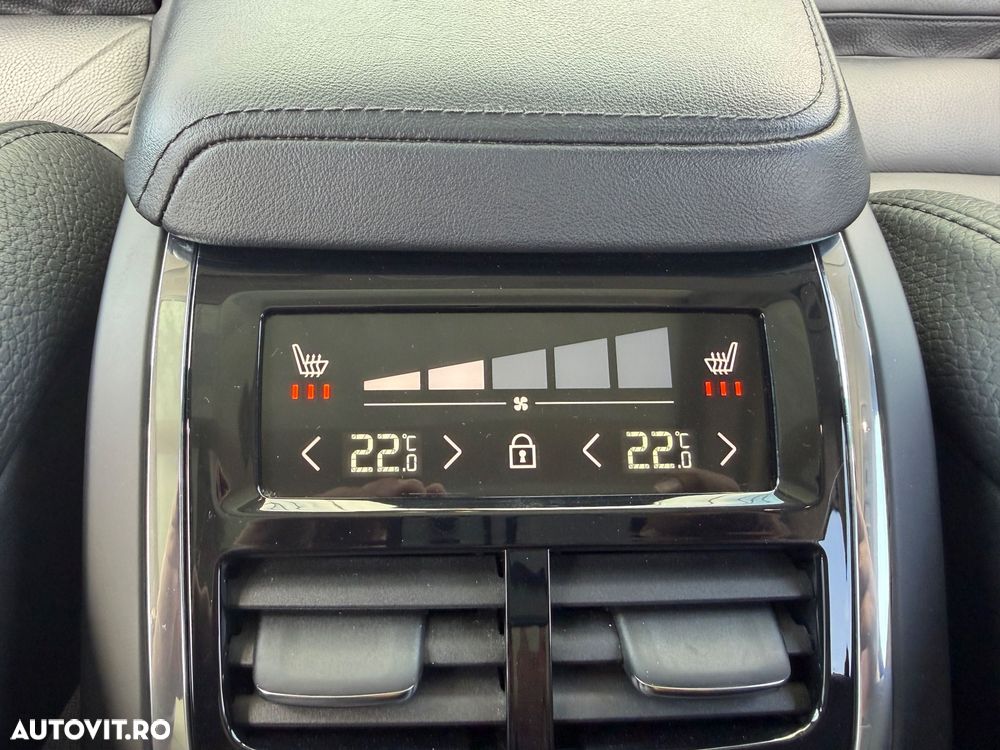 Volvo XC 60 B4 MHEV AWD R-Design - 16