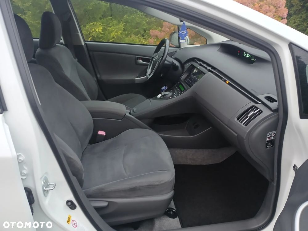 Toyota Prius (Hybrid) Executive - 24