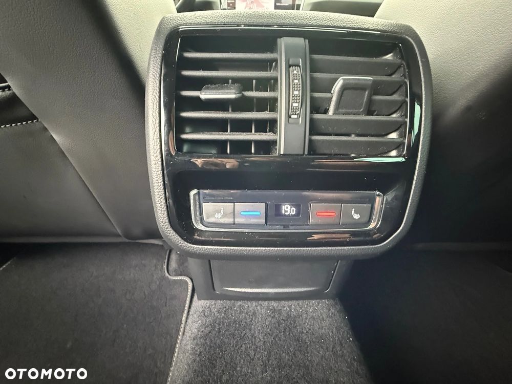 Volkswagen Passat Variant 2.0 TDI SCR DSG 4Motion Business - 25