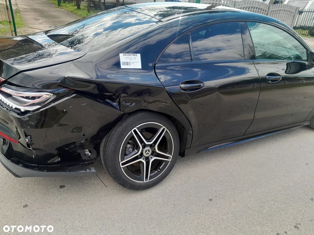 Mercedes-Benz CLA 200 7G-DCT AMG Line - 27