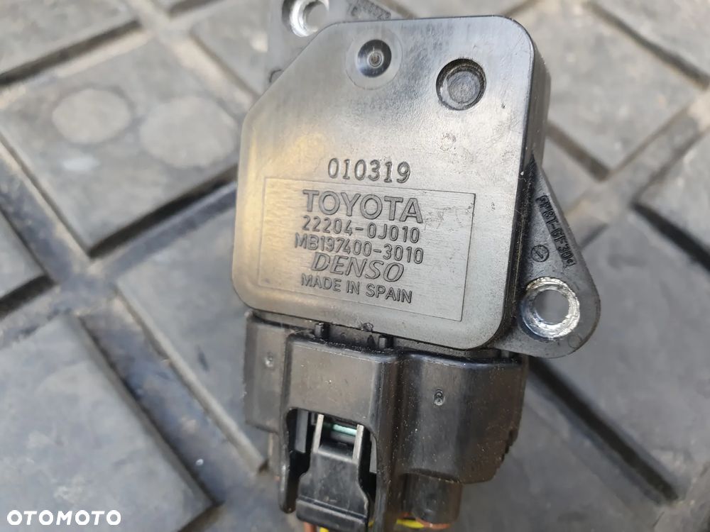 PRZEPŁYWOMIERZ TOYOTA YARIS I COROLLA VERSO AVENSIS II T25 22204-0J010 - 2