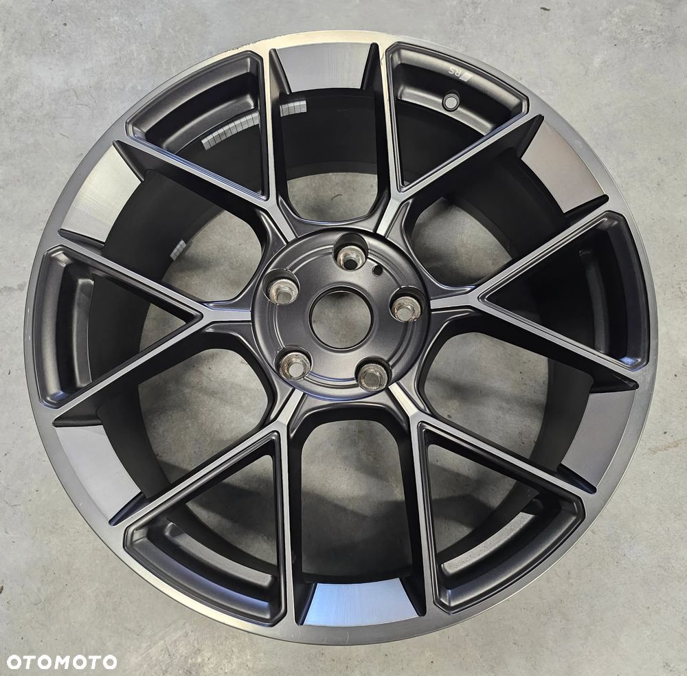 Felga AUDI E TRON GT 4J3601025CJ 9,5x21 ET60 - 1