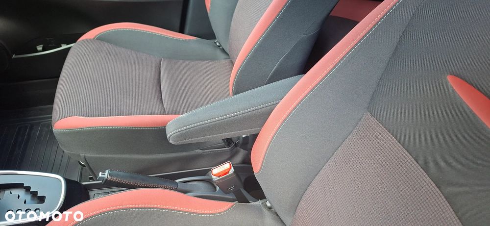 Toyota Yaris Hybrid 100 Selection Passion - 32