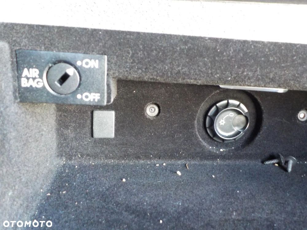 VW T5 MULTIVAN SCHOWEK KIESZEŃ DESKI ROZDZIELCZEJ PASAŻERA - 4