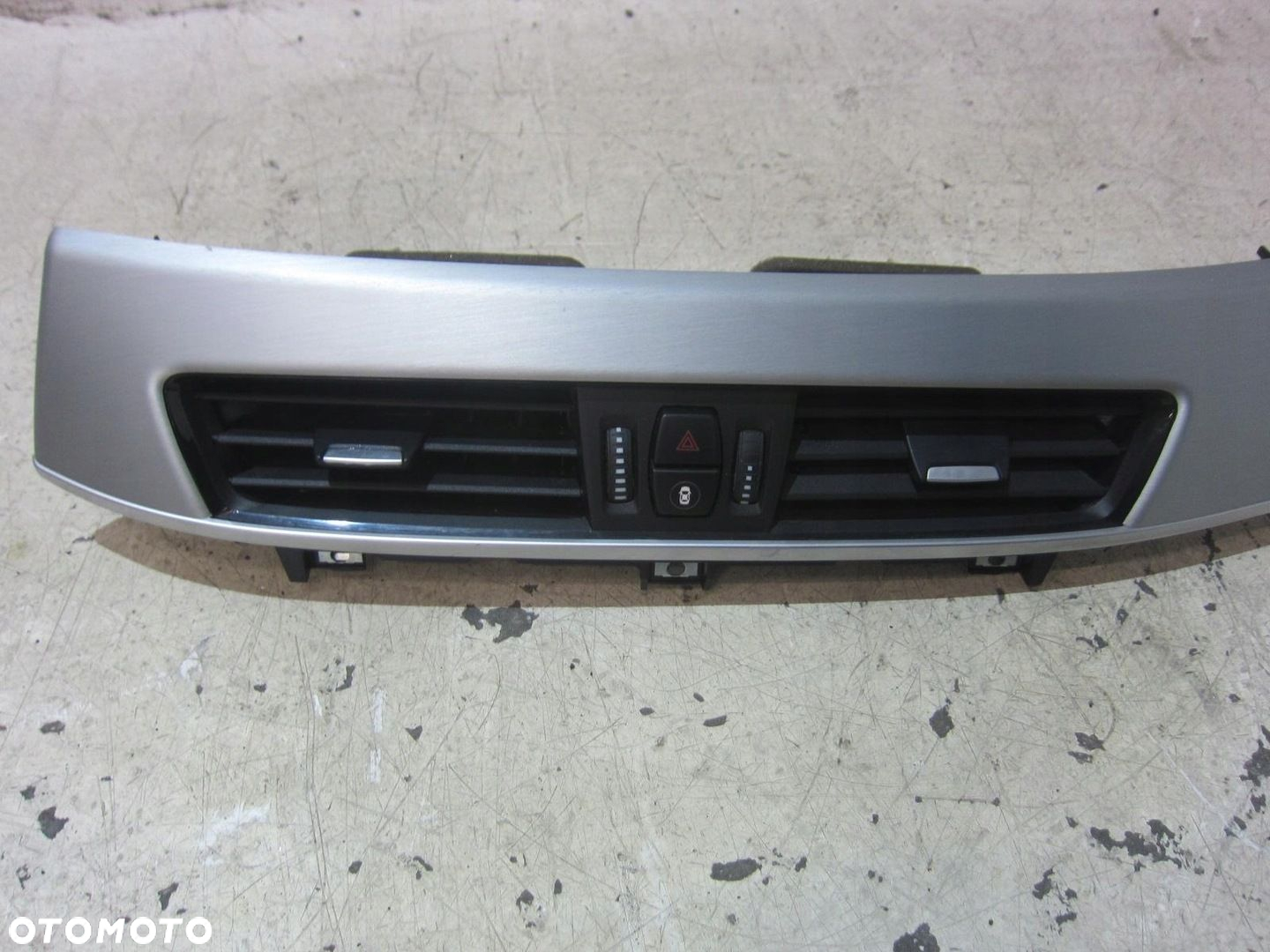 BMW X1 F48 KRATKA NAWIEWU LISTWA DESKI DEKOR SREBRNY 9347741 51459347741 - 2