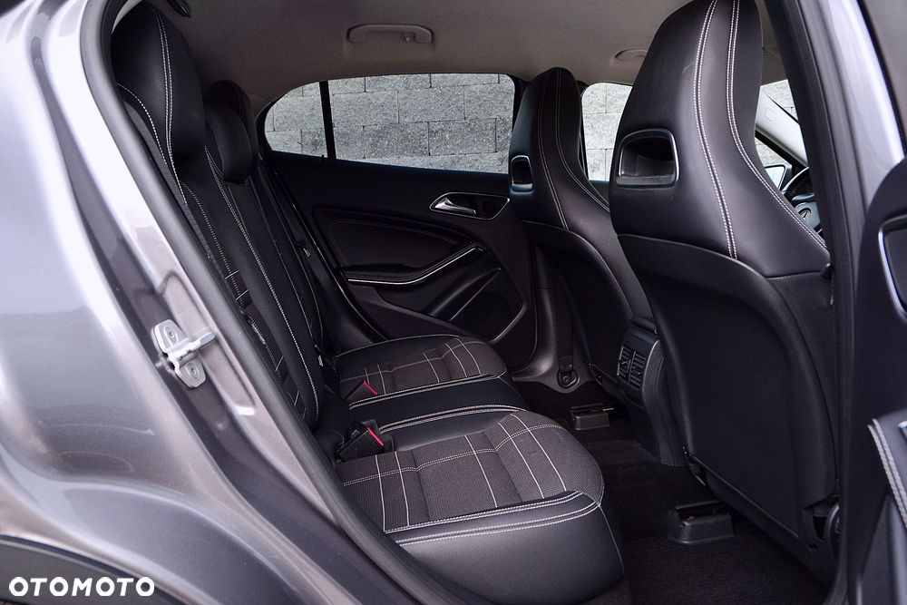 Mercedes-Benz GLA 200 Urban - 16