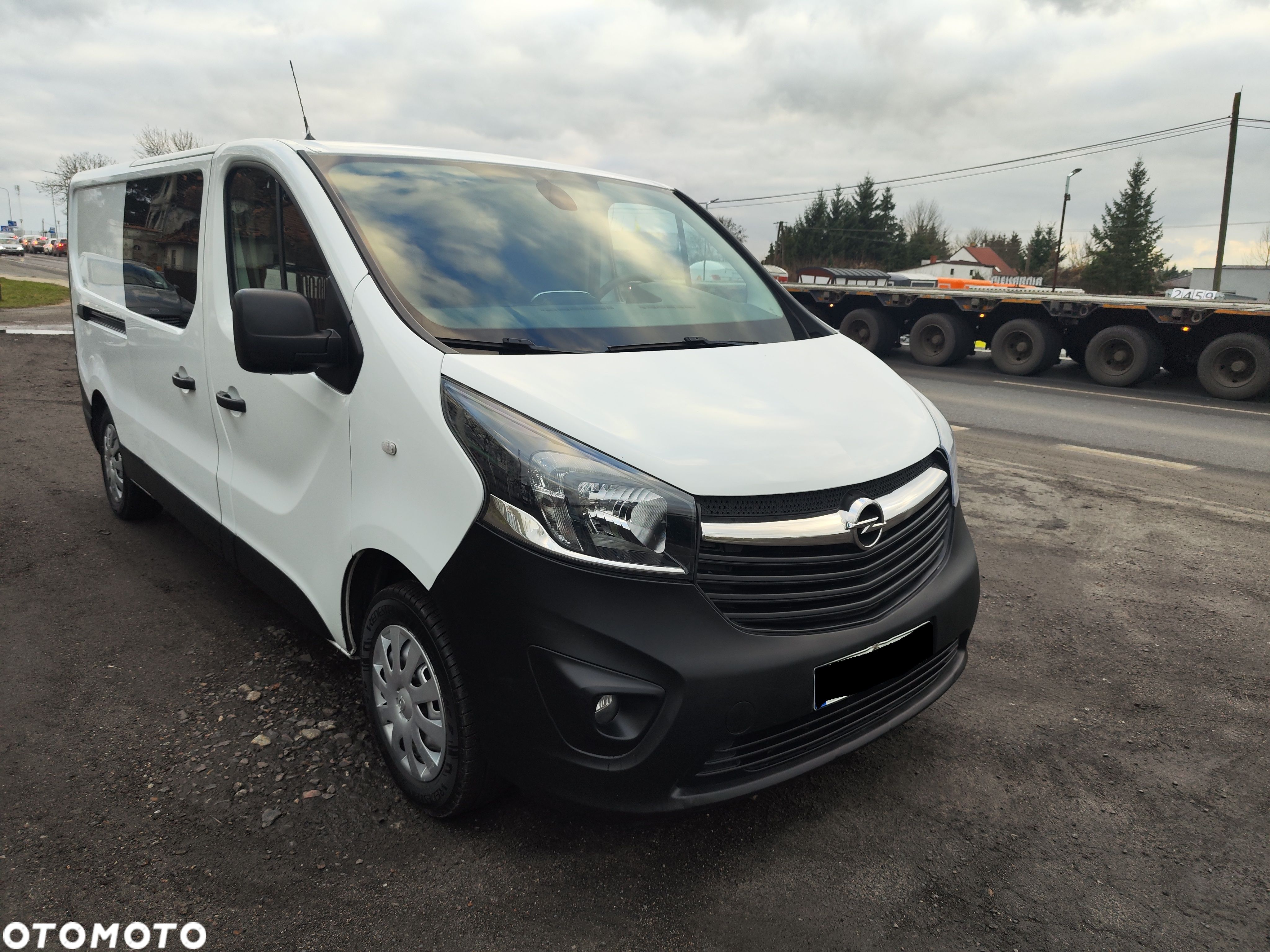 Opel Vivaro brygadówka 6osób - 1