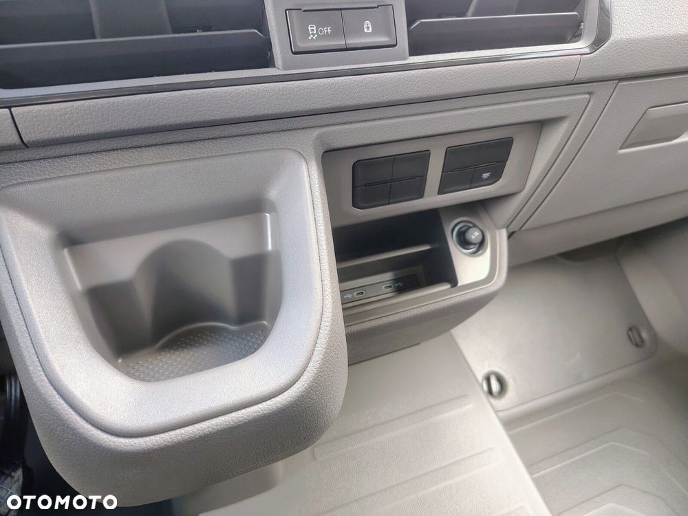 Volkswagen Crafter Crafter 35 Furgon z wysokim dachem silnik: 2,0 l EURO VI SCR 163 KM / skrzynia biegów: Przedni napęd automatyczna 8-biegowa rozstaw osi: 4490 mm L5 - 16