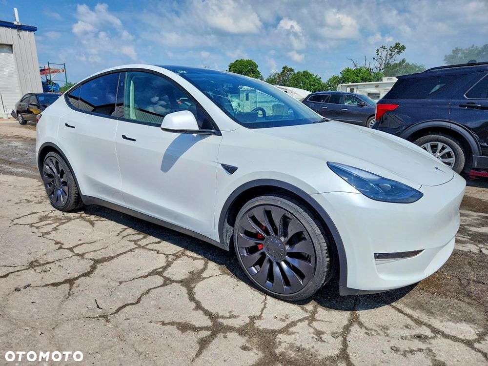 Tesla Model Y - 4