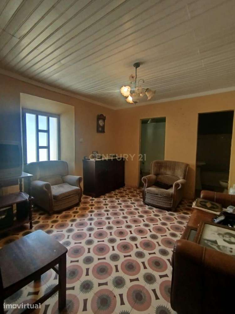 Casa para Remodelar com quintal, em Espiche, a curta distância da Prai - Grande imagem: 3/17