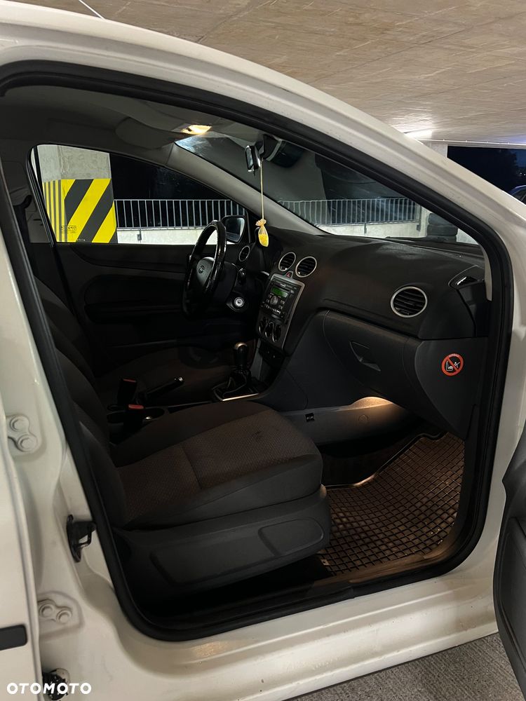 Ford Focus 1.6 Ghia - 16