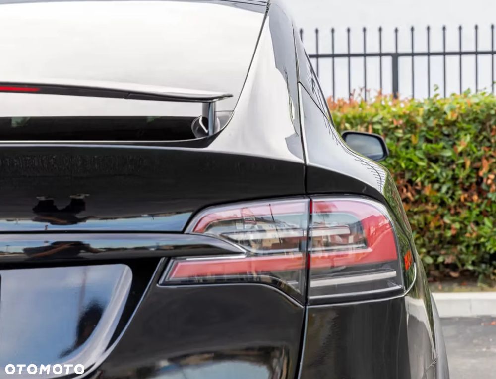 Tesla Model X - 13