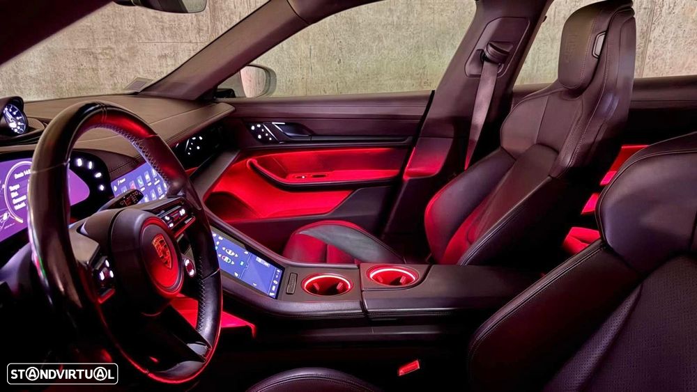 Porsche Taycan Cross Turismo 4 - 26