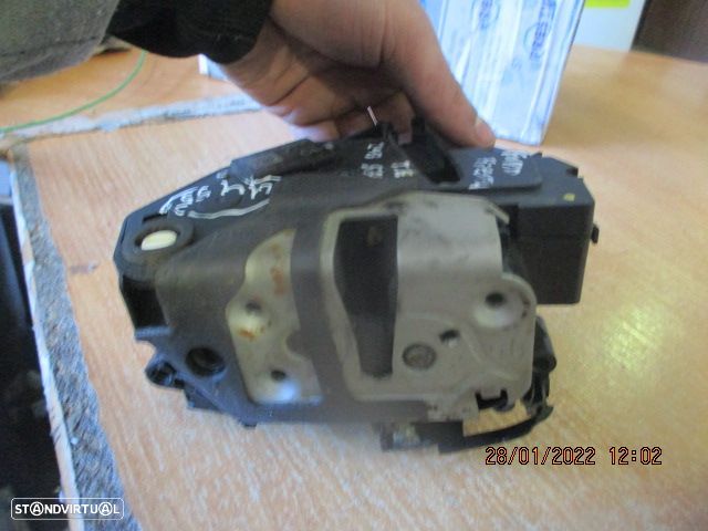 Fecho 8A6AA26413AJ FORD FIESTA 2013 TE 4 PINOS FORD FIESTA 6 FASE 1 2012 1.4TDCI 71CV 5P BRANCO TESQ 4 PINOS - 2