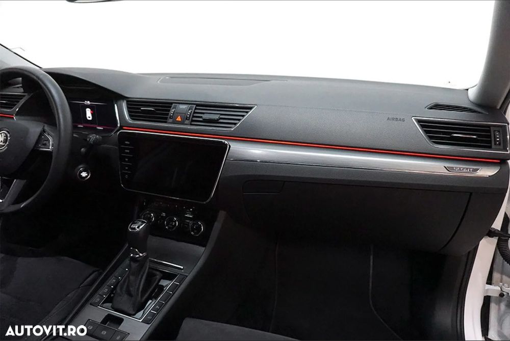 Skoda Superb Combi 2.0 TDI 4x4 DSG Scout - 8