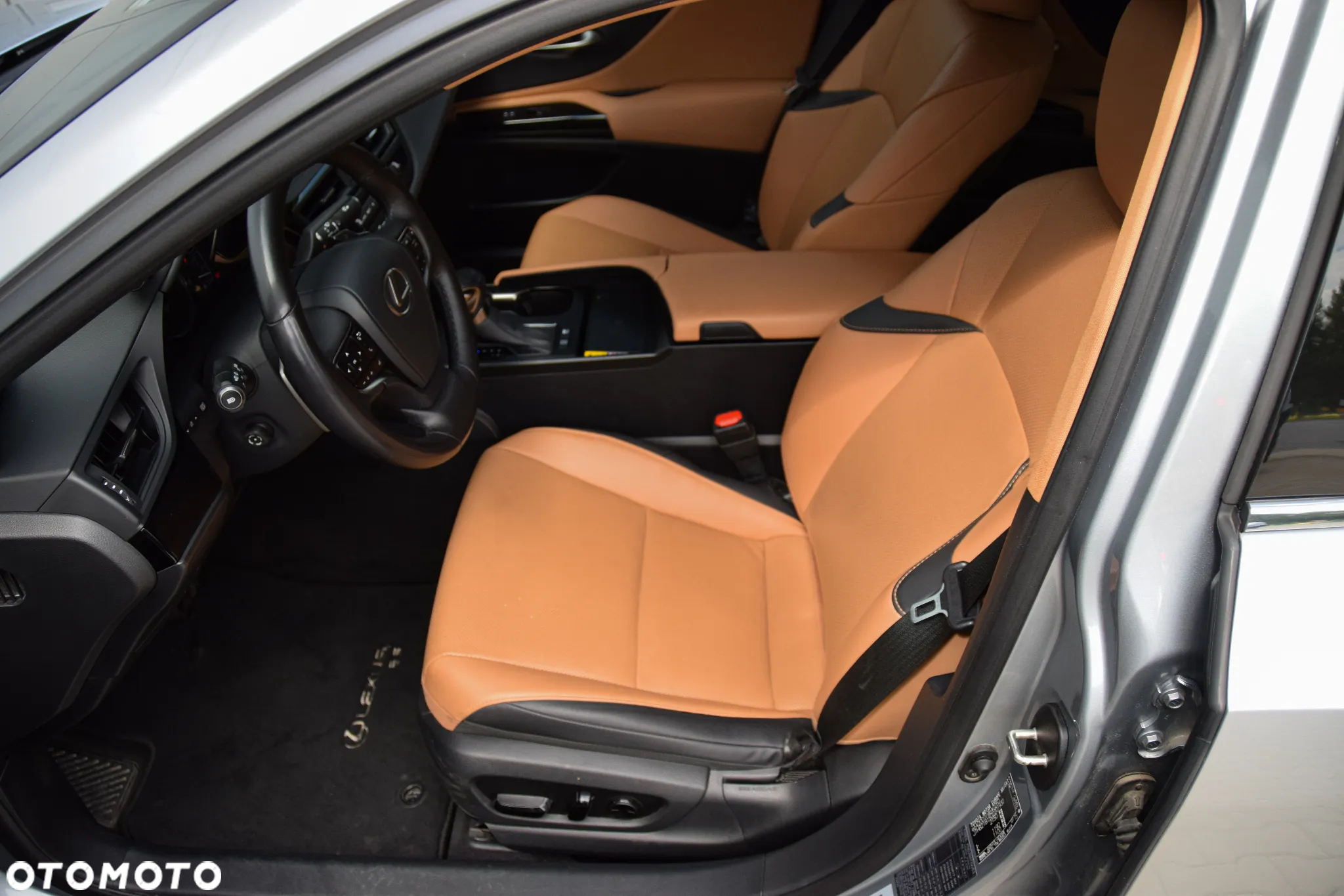Lexus ES 300h Business Edition - 11