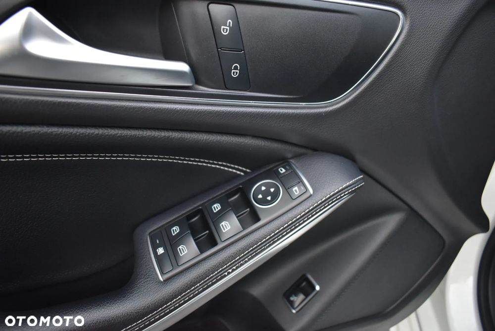 Mercedes-Benz CLA 200 7G-DCT UrbanStyle Edition - 16