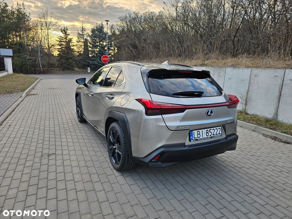 Lexus UX - 4